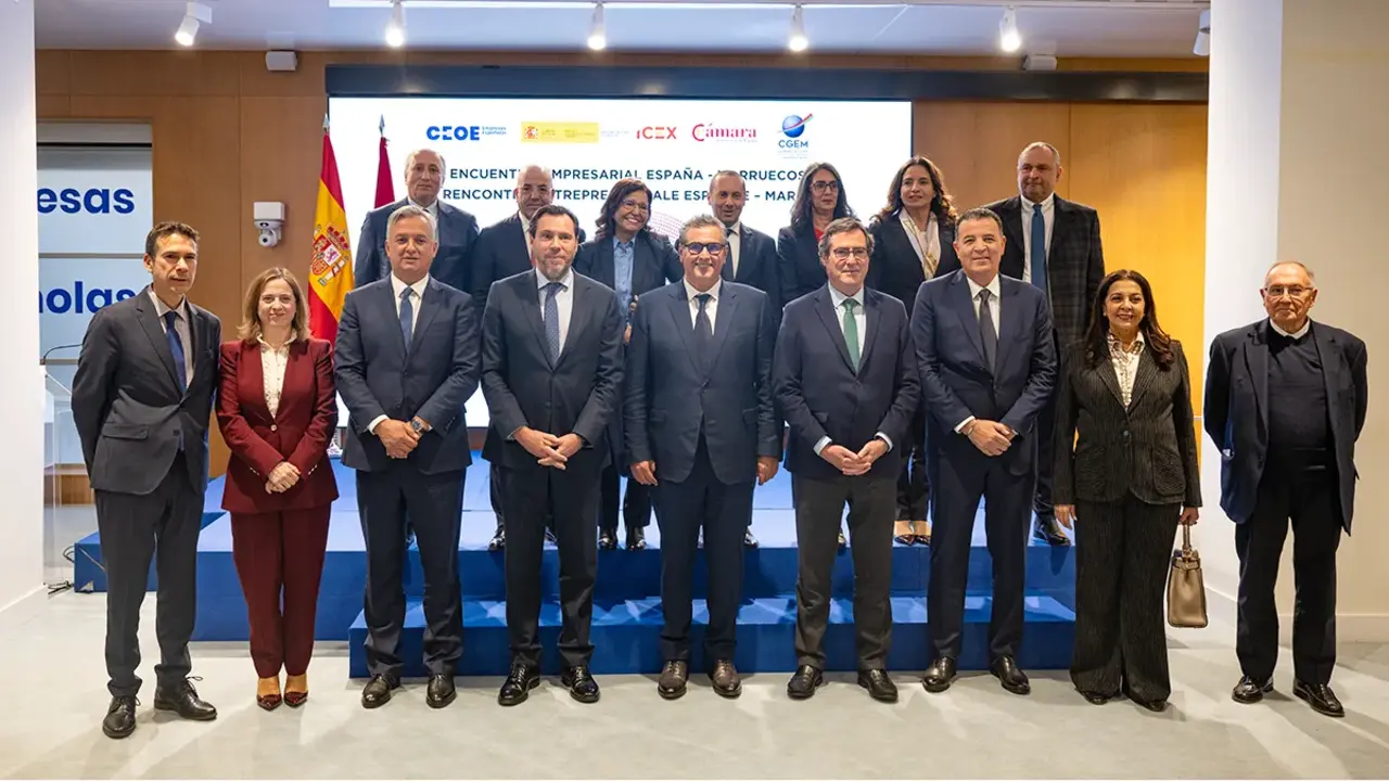 Ministros, autoridades, embajadores y representantes de organizaciones empresariales asistentes al Encuentro Empresarial Espa&ntilde;a-Marruecos celebrado en la CEOE el 3 de diciembre de 2025 - PHOTO/GUILLERMO L&Oacute;PEZ