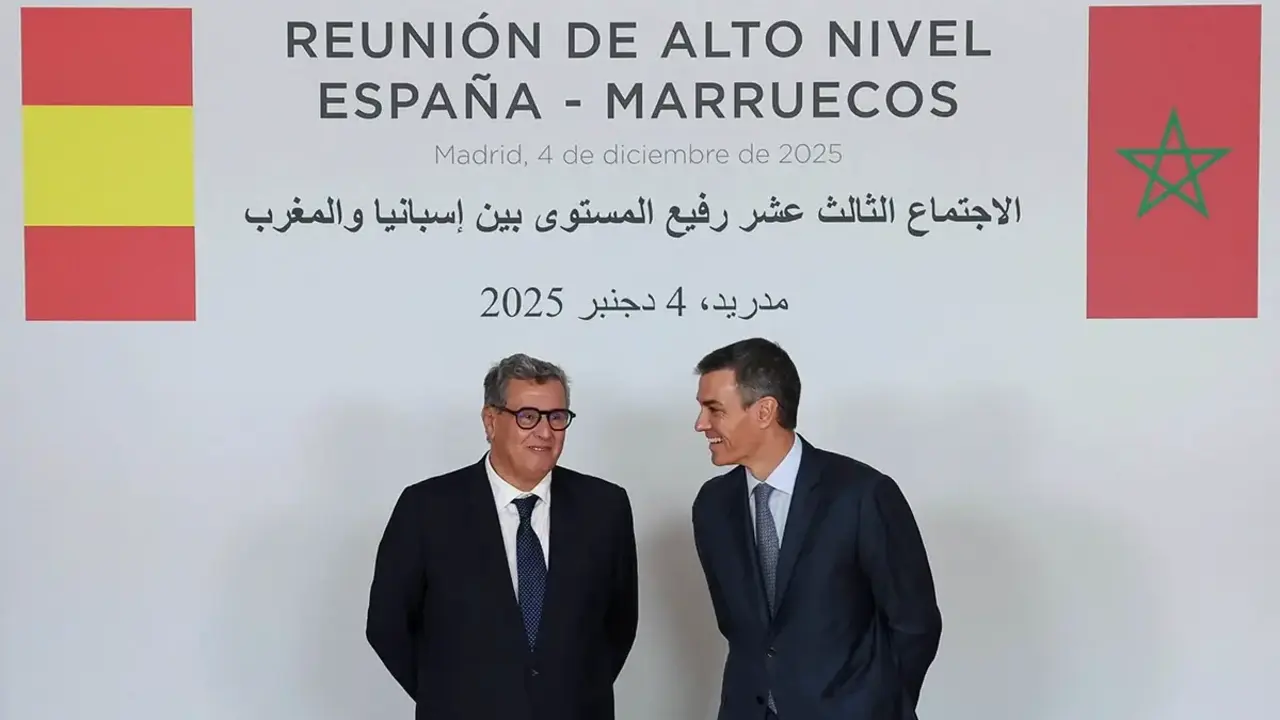 El presidente del Gobierno espa&ntilde;ol, Pedro S&aacute;nchez, y el ministro de Transporte marroqu&iacute;, Aziz Akhannouch, reaccionan durante la firma de acuerdos en el Palacio de la Moncloa, en Madrid, Espa&ntilde;a, el 4 de diciembre de 2025 - REUTERS/Violeta Santos