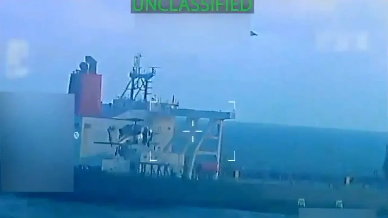 <p>Un helic&oacute;ptero militar estadounidense vuela cerca de un petrolero durante una redada descrita por la fiscal general de EE. UU., Pam Bondi, como su incautaci&oacute;n por parte de Estados Unidos frente a las costas de Venezuela, el 10 de diciembre de 2025, en una imagen fija de un video - PHOTO/Fiscal General de EE. UU v&iacute;a REUTERS</p>
