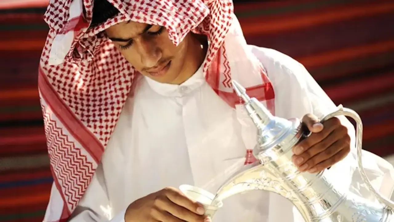 depositphotos_10419596-stock-photo-arabic-young-man-receiving-guests copia