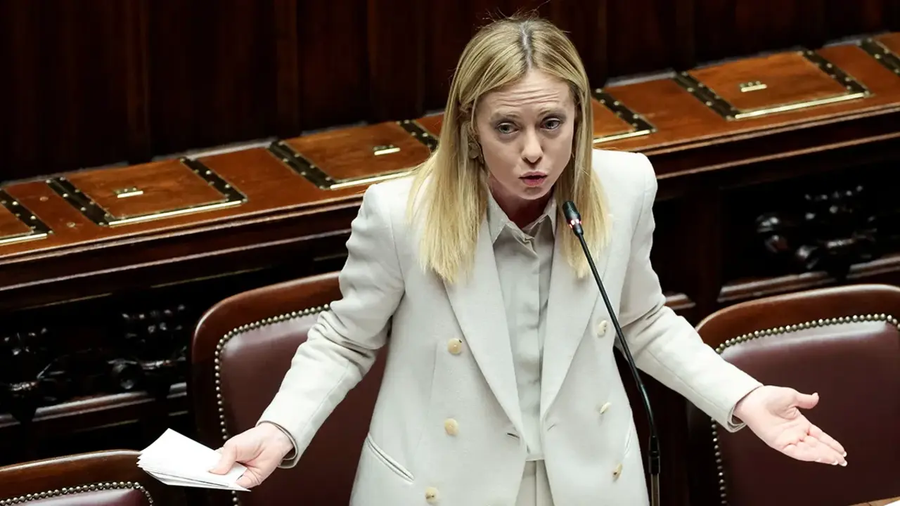 <p>La primera ministra italiana, Giorgia Meloni, habla en la C&aacute;mara Baja del Parlamento - REUTERS/ &nbsp;REMO CASILLI&nbsp;</p>
