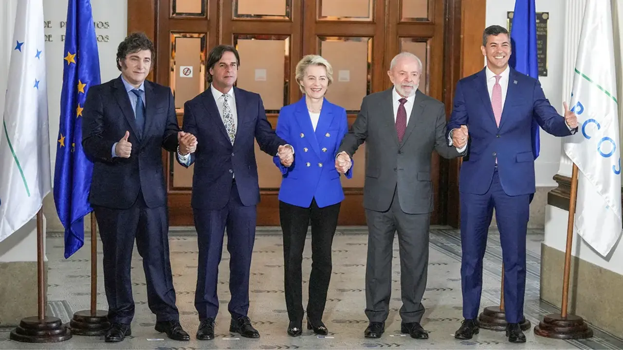 <p>El presidente argentino, Javier Milei, el presidente uruguayo, Luis Lacalle Pou, la presidenta de la Comisi&oacute;n Europea, &Uacute;rsula von der Leyen, el presidente brasile&ntilde;o, Luiz In&aacute;cio Lula da Silva, y el presidente paraguayo, Santiago Pe&ntilde;a, posan cogidos de la mano para una fotograf&iacute;a en la Cumbre del Mercosur celebrada en Montevideo, Uruguay, el 6 de diciembre de 2024 - REUTERS/ MARIANA GREIF&nbsp;</p>
