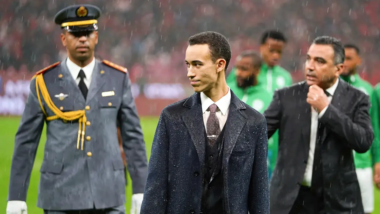 <p>El pr&iacute;ncipe heredero de Marruecos, Moulay El Hassan, antes del partido - PHOTO/ REUTERS&nbsp;</p>
