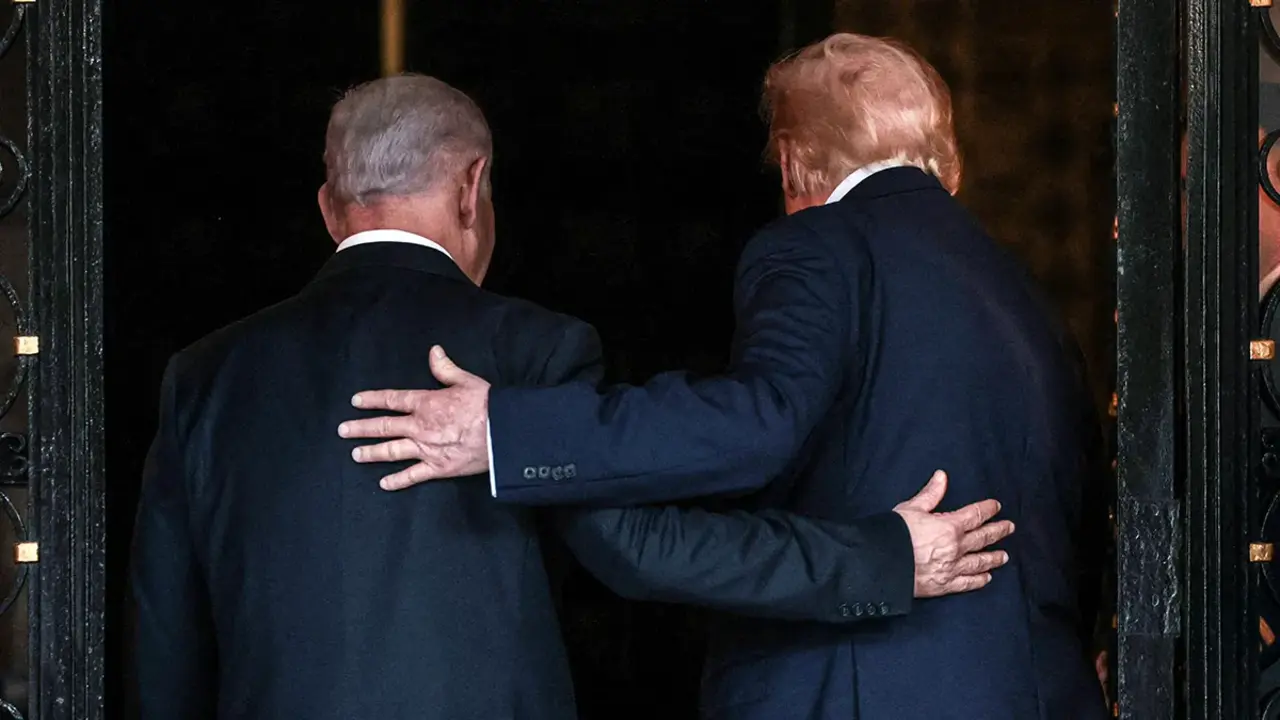 El presidente estadounidense Donald Trump y el primer ministro israel&iacute; Benjamin Netanyahu se abrazan al entrar en el club Mar-a-Lago de Trump en Palm Beach, Florida, Estados Unidos, el 29 de diciembre de 2025 - REUTERS/ JONATHAN ERNST