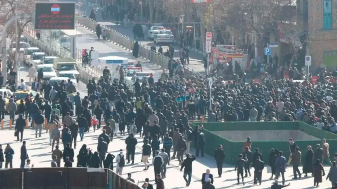 Iran&iacute;es mantienen las protestas por tercer d&iacute;a consecutivo en las calles y lugares emblem&aacute;ticos de Teher&aacute;n - PHOTO/ARCHIVO