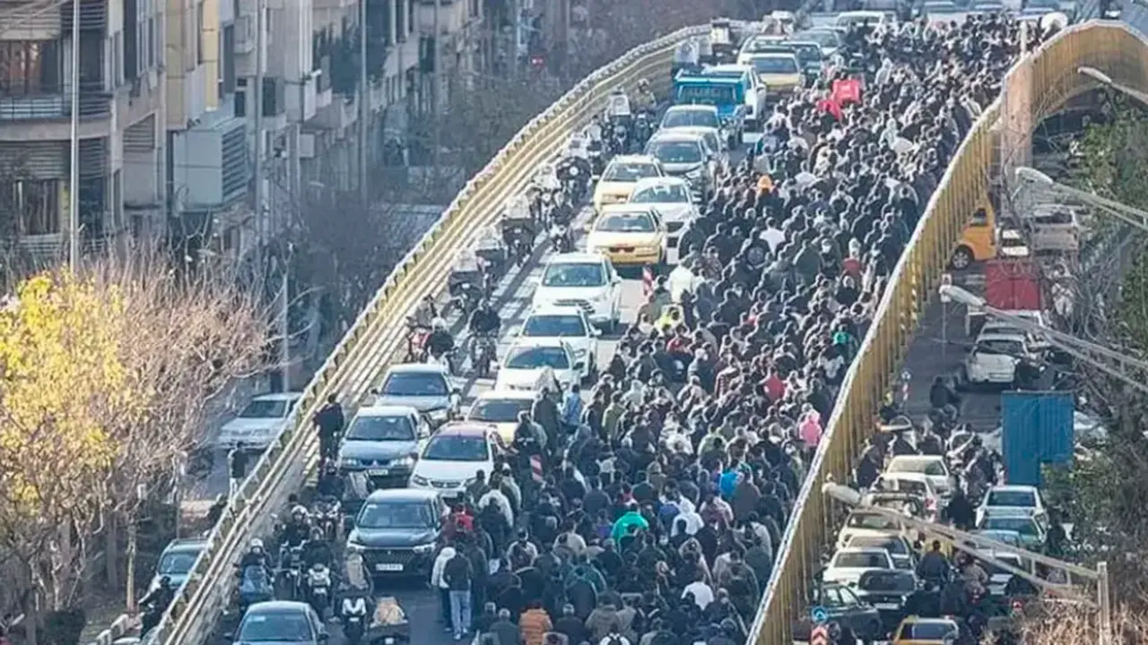 Iran&iacute;es mantienen las protestas por tercer d&iacute;a consecutivo en las calles y lugares emblem&aacute;ticos de Teher&aacute;n - PHOTO/ARCHIVO