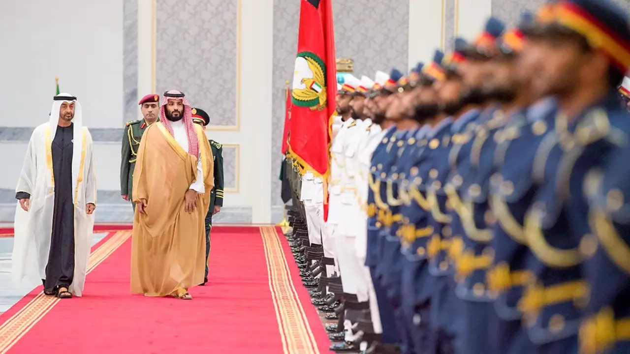Sheikh Mohammed bin Zayed al-Nahyan, recibe al pr&iacute;ncipe heredero de Arabia Saud&iacute;, Mohammed bin Salman Al Saud, en Abu Dabi, Emiratos &Aacute;rabes Unidos, el 22 de noviembre de 2018. Fotograf&iacute;a tomada el 22 de noviembre de 2018 - PHOTO/ Bandar Algaloud/Cortes&iacute;a de la Casa Real Saud&iacute; REUTERS