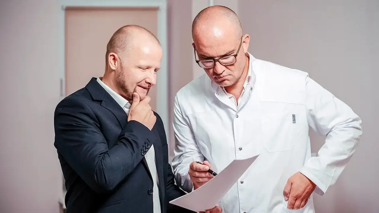 M&eacute;dico y paciente revisando los an&aacute;lisis - PHOTO/PIXABAY