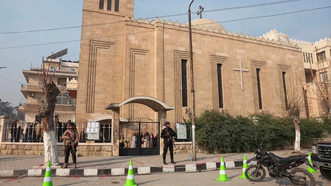 <p>Miembros de las fuerzas de seguridad frente a la catedral caldea de San Jos&eacute; el d&iacute;a en que los cristianos asisten a las celebraciones de la misa de Navidad en la Iglesia cat&oacute;lica caldea, en Alepo, Siria, el 25 de diciembre de 2025 - REUTERS/ MAHMOUD HASSANO</p>
