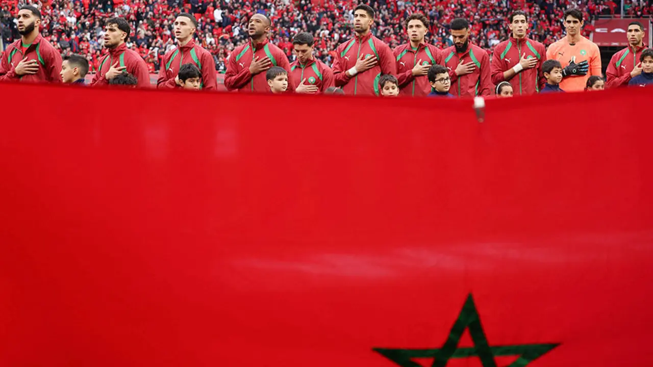 <p paraid="120566499" paraeid="{dd27e5a7-7db7-4316-aa3b-9c05ff82f5d2}{234}">Los jugadores de Marruecos se alinean antes del partido - REUTERS/ AMR&nbsp;ABDALLAH</p>

