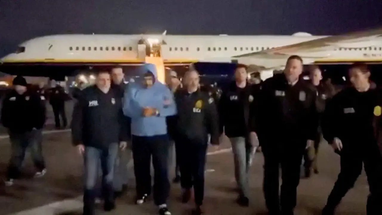 <p>El presidente venezolano Nicol&aacute;s Maduro es escoltado desde un avi&oacute;n federal estadounidense en la base a&eacute;rea Stewart de la Guardia Nacional, en Newburgh, Nueva York, EE. UU., el 3 de enero de 2026, en una imagen fija tomada de un v&iacute;deo - Redes sociales a trav&eacute;s de REUTERS&nbsp;</p>
