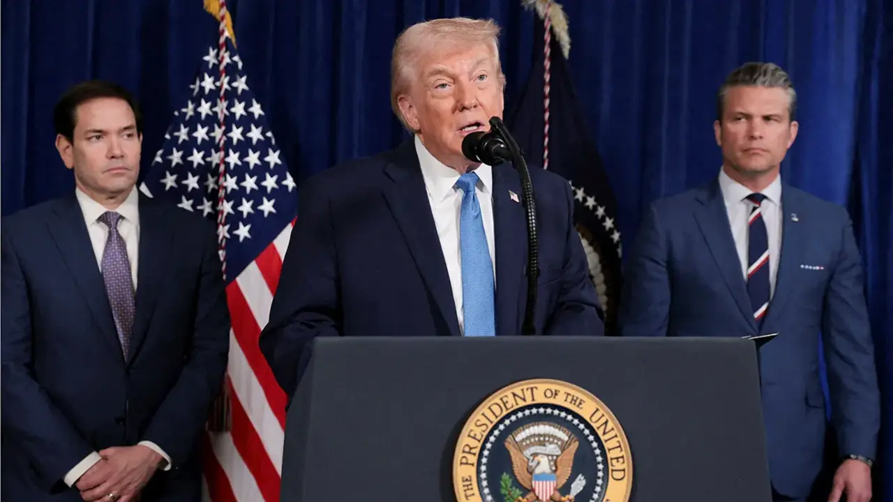 Donald Trump, habla mientras el secretario de Estado, Marco Rubio, y el secretario de Defensa, Pete&nbsp;Hegseth, observan durante una rueda de prensa tras un ataque estadounidense contra Venezuela,&nbsp;desde el club Mar-a-Lago de Trump en Palm Beach, Florida, Estados Unidos, el 3 de enero de 2026 - REUTERS/ JONATHAN ERNST</p>