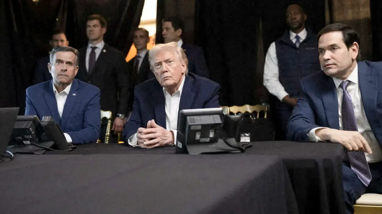 Una fotograf&iacute;a publicada por el presidente de los Estados Unidos, Donald Trump, en su cuenta de Truth Social lo muestra sentado junto al director de la CIA, John Ratcliffe, y al secretario de Estado de los Estados Unidos, Marco Rubio, mientras observan la operaci&oacute;n militar estadounidense en Venezuela desde el complejo Mar-a-Lago de Trump, en Palm Beach, Florida, Estados Unidos, el 3 de enero de 2026 - @realDonaldTrump v&iacute;a REUTERS
