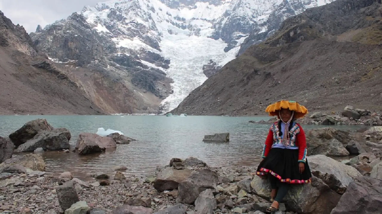 Marleny muestra la pureza de la naturaleza del Apu Ausangate, en Upis Qocha, donde los visitantes disfrutan de las caminatas y de espectaculares vistas. &copy; Fundación CODESPA