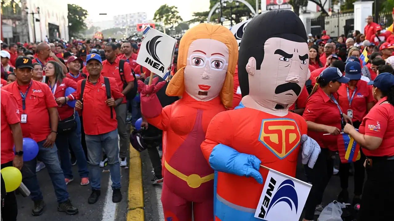 Las figuras de Super Bigote, un personaje inspirado en el presidente venezolano Nicol&aacute;s Maduro, y&nbsp;Cilita, su esposa&nbsp;Cilia&nbsp;Flores, se exhiben en una manifestaci&oacute;n de partidarios de Maduro d&iacute;as antes de que este comience oficialmente su tercer mandato, en Caracas, Venezuela, el 8 de enero de 2025 - REUTERS/MAXWELL BRICE&Ntilde;O