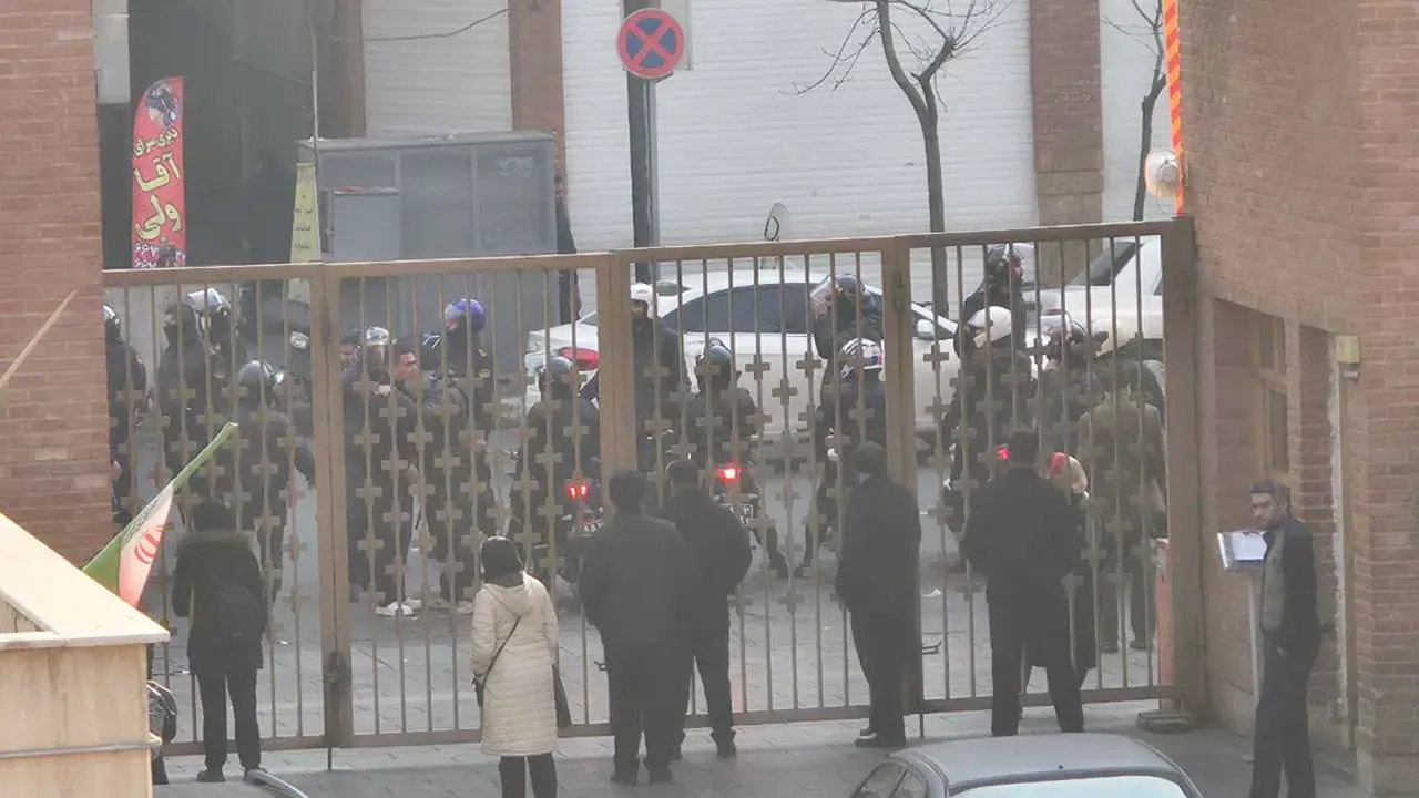 Unidades especiales de la polic&iacute;a del r&eacute;gimen isl&aacute;mico de Ir&aacute;n han sitiado el Hospital Sina en Teher&aacute;n y esperan &oacute;rdenes para entrar y detener a los manifestantes heridos.- PHOTO/X/<a target="_blank" href="https://x.com/BabakTaghvaee1/status/2008580106722164920/photo/3">@BabakTaghvaee1</a>