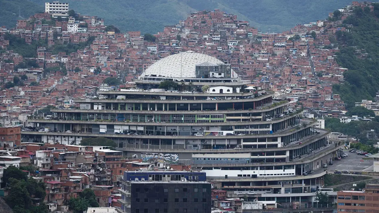 <p>La sede de inteligencia policial de Venezuela, conocida como El Helicoide, se encuentra frente al barrio La Cota 905 en Caracas, Venezuela - AP/ ARIANA CUBILLOS</p>

