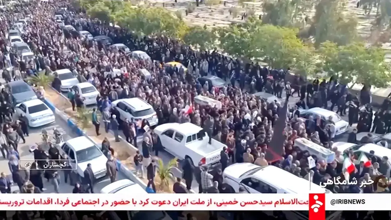 Cortejo f&uacute;nebre por los miembros de las fuerzas de seguridad y civiles que, seg&uacute;n se dice, murieron en las protestas del domingo, en medio de los disturbios antigubernamentales que se est&aacute;n produciendo en Teher&aacute;n, Ir&aacute;n, en esta captura de pantalla de un v&iacute;deo publicado el 11 de enero de 2026 - PHOTO/ IRIB/Handout via REUTERS