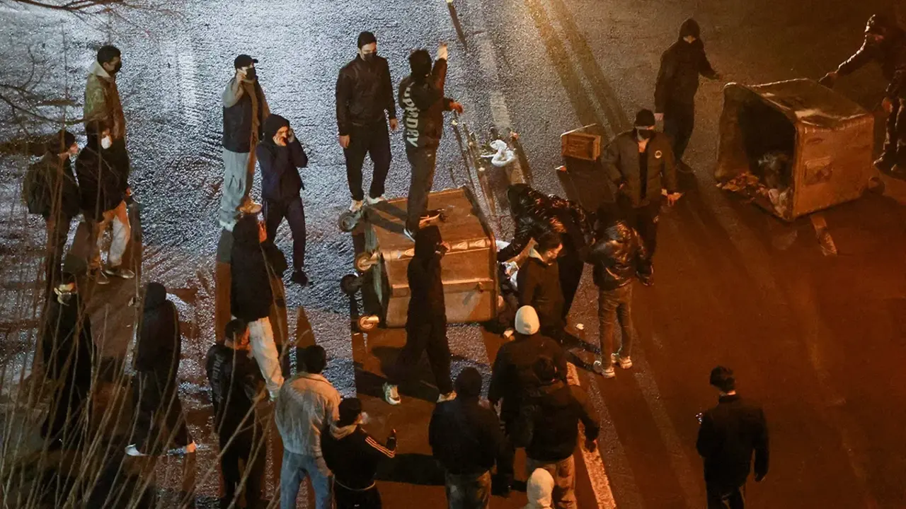 Manifestantes iran&iacute;es se re&uacute;nen en una calle durante una protesta por el colapso del valor de la moneda, en Teher&aacute;n, Ir&aacute;n, el 8 de enero de 2026 - WANA (Agencia de Noticias de Asia Occidental) v&iacute;a REUTERS