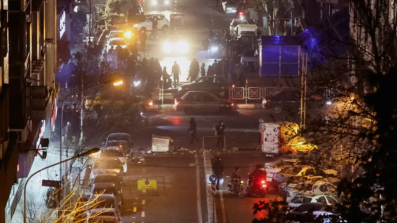 Manifestantes iran&iacute;es se re&uacute;nen en una calle durante una protesta por el colapso del valor de la moneda, en Teher&aacute;n, Ir&aacute;n, el 8 de enero de 2026 - WANA (Agencia de Noticias de Asia Occidental) v&iacute;a REUTERS