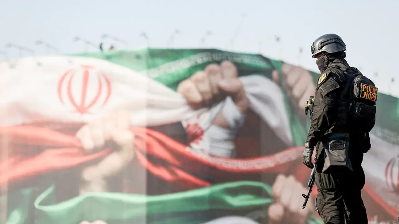 Un miembro de la polic&iacute;a iran&iacute;&nbsp;en&nbsp;una manifestaci&oacute;n en Teher&aacute;n, Ir&aacute;n, el 12 de enero de 2026 - WANA (Agencia de Noticias de Asia Occidental)&nbsp;via&nbsp;REUTERS</p>