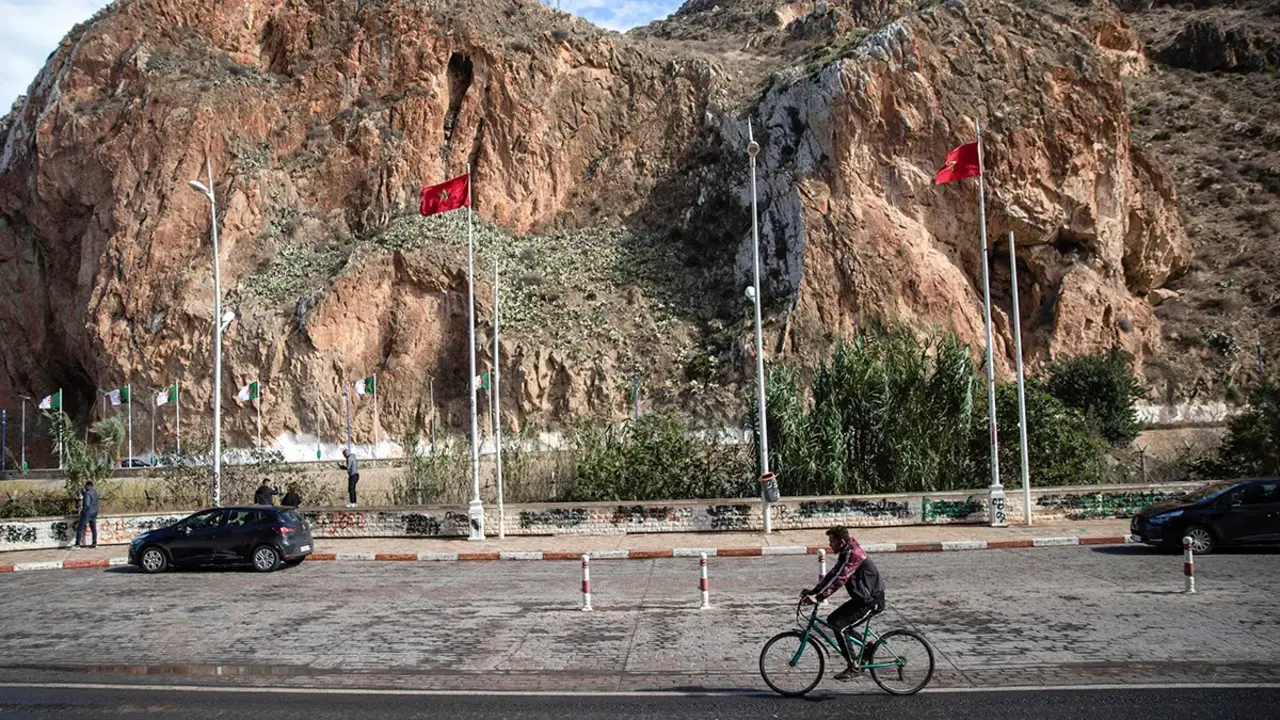 <p>Familias se re&uacute;nen a ambos lados de la frontera cerrada entre Marruecos y Argelia, cerca de Oujda, Marruecos - AP/MOSAAB ELSHAMY&nbsp;</p>
