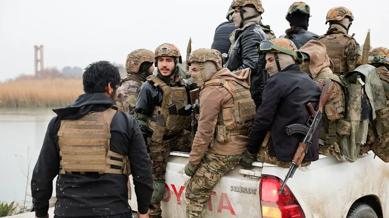 <p>Personal militar en el cruce que conecta las dos orillas del r&iacute;o &Eacute;ufrates, mientras intentan cruzar al otro lado tras la retirada de las Fuerzas Democr&aacute;ticas Sirias (SDF) de la provincia de Deir al-Zor y la toma del control total de la zona por parte del ej&eacute;rcito sirio, en Deir al-Zor, Siria, el 18 de enero de 2026 - REUTERS/ KHALIL ASHAWI&nbsp;</p>
