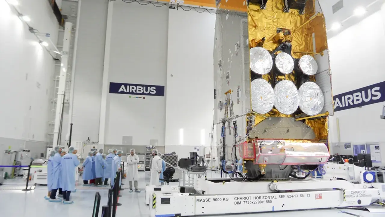 La imagen recoge las enormes proporciones de la estructura central del Spainsat NG-II sin los paneles solares desplegados durante la fase final de su construcci&oacute;n en la sede de Airbus Space Systems en Toulouse, Francia -&nbsp;PHOTO/JPons