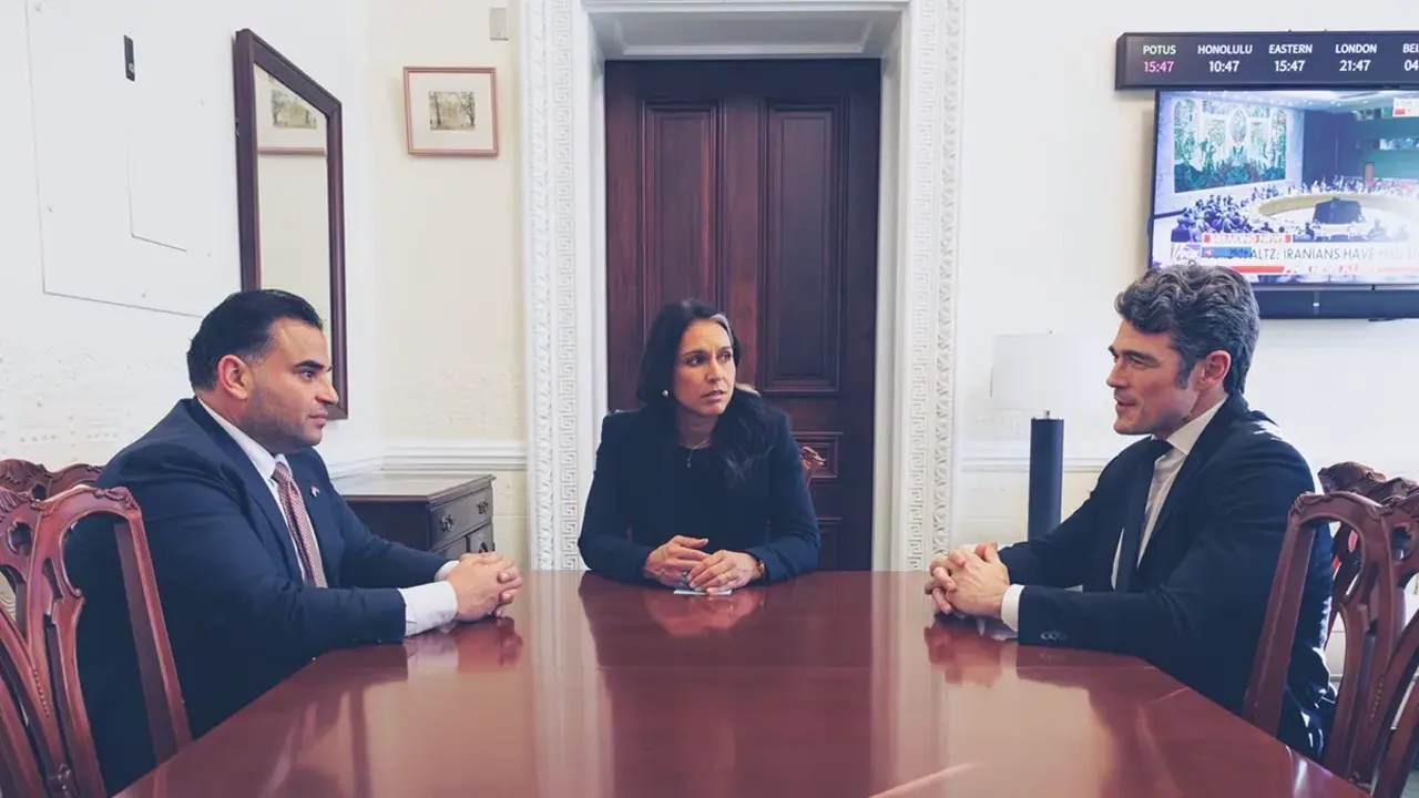 El enviado del presidente estadounidense Donald Trump a Irak, Mark Savaya, junto a&nbsp;la directora de Inteligencia Nacional, Tulsi Gabbard, y Joe Kent, director del Centro Nacional Antiterrorista de la Oficina del director de Inteligencia Nacional - PHOTO/X/MARL SAVAYA