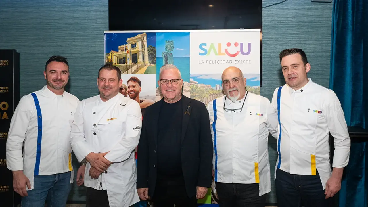 Pere Granados, alcalde de Salou (en el centro) posa junto a los chefs de la localidad que elaboraron el men&uacute; basado en el patrimonio hist&oacute;rico - PHOTO/ATALAYAR