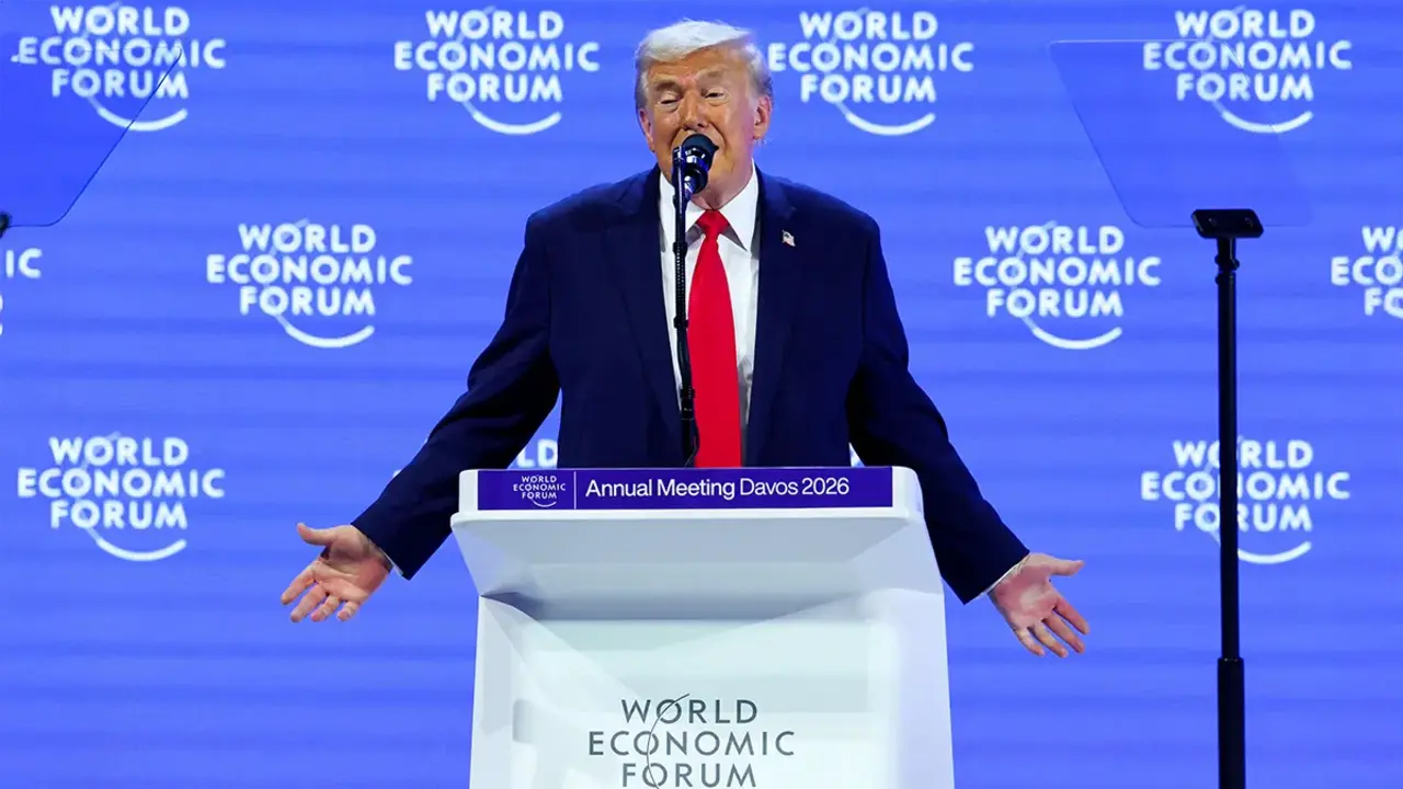 <p>El presidente de Estados Unidos, Donald Trump, camina durante la 56&ordf; reuni&oacute;n anual del Foro Econ&oacute;mico Mundial (WEF) en Davos, Suiza, el 22 de enero de 2026 - REUTERS/ DENIS BALIBOUSE&nbsp;</p>
