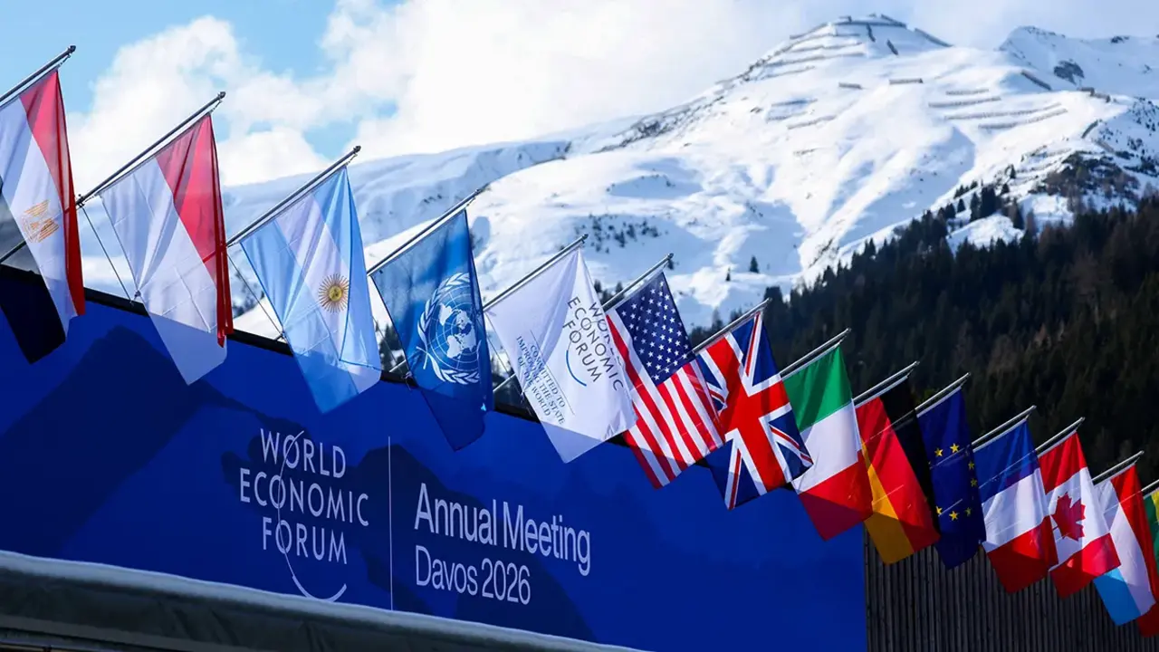 Banderas ondean durante la 56&ordf; reuni&oacute;n anual del Foro Econ&oacute;mico Mundial (WEF), en Davos, Suiza, el 19 de enero de 2026 - REUTERS/ DENIS BALIBOUSE