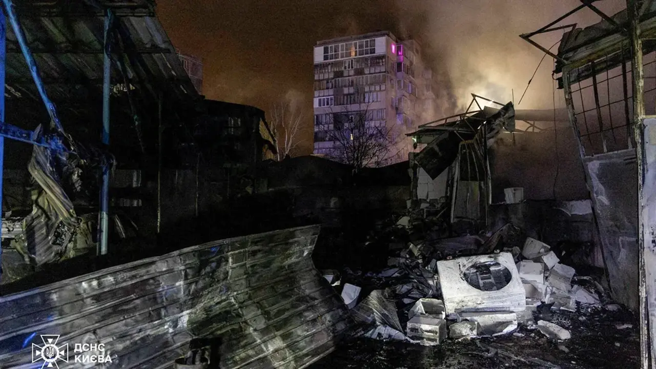 El sitio de un ataque ruso con drones y misiles, en medio del ataque de Rusia a Ucrania, en Kiev, Ucrania, en esta imagen del folleto publicada el 24 de enero de 2026 - Servicio de prensa del Servicio Estatal de Emergencias de Ucrania en Kiev / a trav&eacute;s de REUTERS