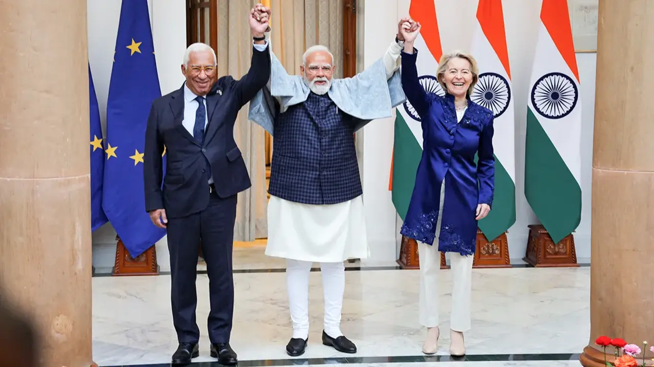 El Presidente del Consejo Europeo, Antonio Costa, el Primer Ministro indio, Narendra Modi, y la Presidenta de la Comisi&oacute;n Europea, Ursula von der Leyen, posan durante una oportunidad fotogr&aacute;fica antes de su reuni&oacute;n en la Casa de Hyderabad en Nueva Delhi, India, el 27 de enero de 2026 -REUTERS/ ALTAF HUSSAIN