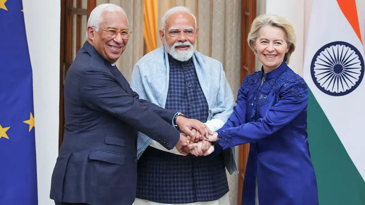 <p>El Presidente del Consejo Europeo, Antonio Costa, la Presidenta de la Comisi&oacute;n Europea, Ursula von der Leyen, y el Primer Ministro indio, Narendra Modi, posan durante una oportunidad fotogr&aacute;fica antes de su reuni&oacute;n en la Casa de Hyderabad en Nueva Delhi, India, el 27 de enero de 2026 - REUTERS/ ALTAF HUSSAIN</p>
