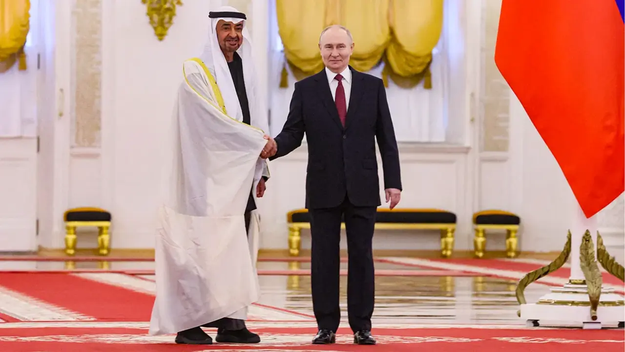 <p>El presidente ruso, Vladimir Putin, y el presidente de la UAEs, Sheikh Mohammed bin Zayed Al Nahyan, asisten a una ceremonia de bienvenida en el Kremlin en Mosc&uacute;, Rusia, el 29 de enero de 2026 - Maxim Shipenkov / via REUTERS</p>

