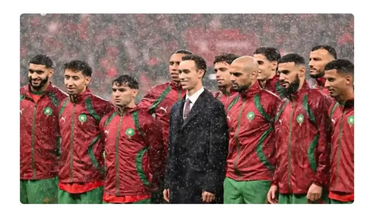 El pr&iacute;ncipe Moulay Hassan junto con la selecci&oacute;n de f&uacute;tbol de Marruecos