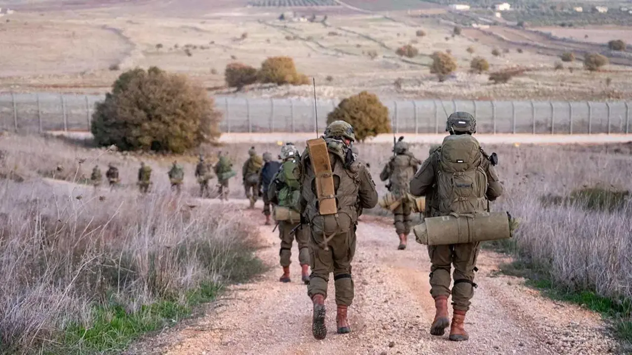 Paracaidistas israel&iacute;es, este viernes frente a la frontera con Siria - PHOTO/ISRAEL DEFENSE FORCES, via REUTERS