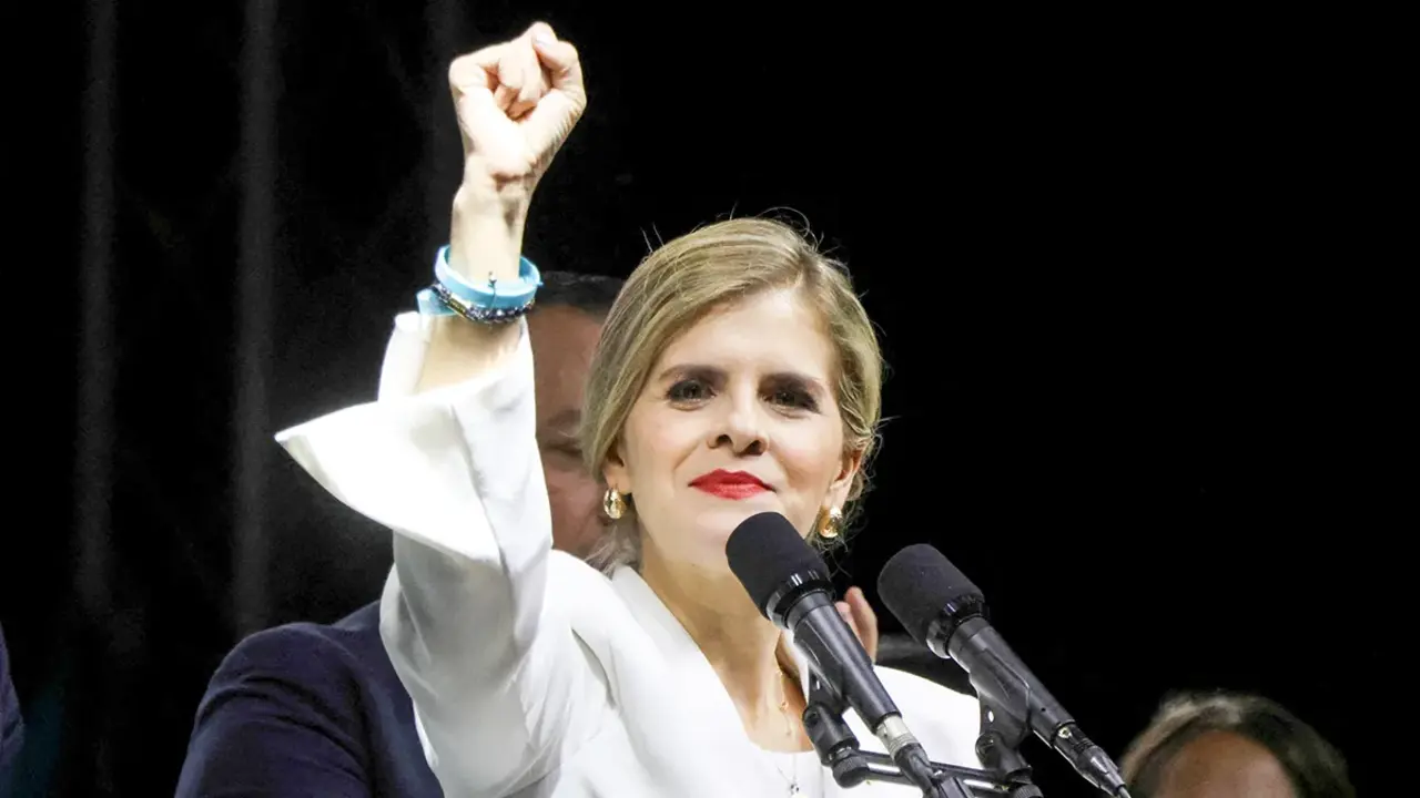<p>La candidata presidencial Laura Fern&aacute;ndez, del Partido Popular Soberano (PPSO), gesticula mientras lidera las elecciones generales en San Jos&eacute;, Costa Rica, el 1 de febrero de 2026 - REUTERS/ MAYELA L&Oacute;PEZ</p>
