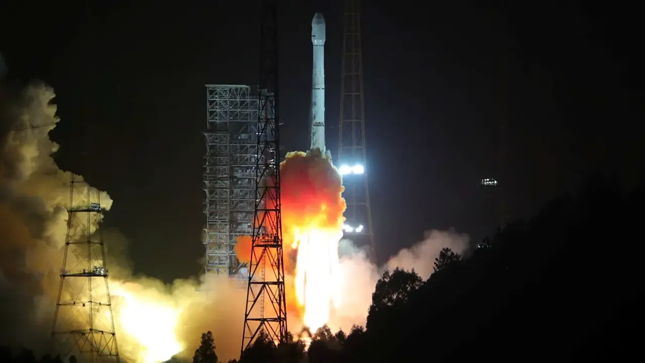 Un cohete Long March 3B que transporta el Alcomsat-1, el primer sat&eacute;lite de telecomunicaciones de Argelia, despega del Centro de Lanzamiento de Sat&eacute;lites de Xichang, en la provincia china de Sichuan -&nbsp;Wang Yulei/CNS v&iacute;a REUTERS