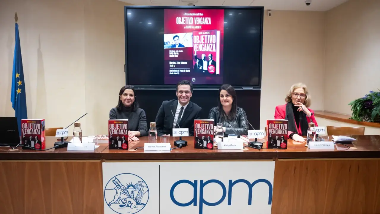 Imagen de la presentaci&oacute;n del libro de David Alandete en la APM: de izqda. a dcha.: Maite Rico; David Alandete; Ketty Garat; e Ymelda Navajo - PHOTO/ATALAYAR