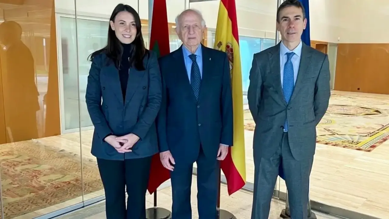 Mar Umad&aacute;, directora de la Fundaci&oacute;n Tres Culturas del Mediterr&aacute;neo; Andr&eacute; Azoulay, consejero del rey de Marruecos y Enrique Ojeda, embajador de Espa&ntilde;a en Marruecos. Photo: Tres Culturas