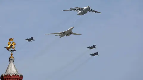 Un avión cisterna ruso Il-78, un bombardero estratégico Tu-160 y aviones de combate MiG-31 vuelan en formación durante un ensayo para un vuelo aéreo, parte de un desfile militar que marca el aniversario de la victoria - REUTERS/EVGENIA NOVOZHENINA