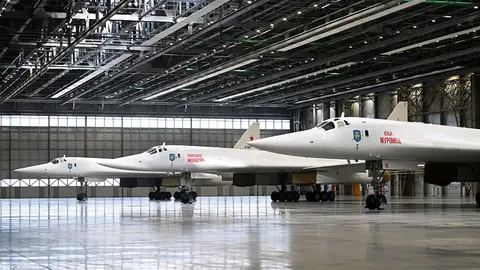 Portamisiles estratégicos rusos Tu-160M ​​en la fábrica de aviación de Kazán, que lleva el nombre de Sergei Gorbunov, una sucursal de la empresa de la industria militar Tupolev, en Kazán, Rusia, el 21 de febrero de 2024 - SPUTNIK/KRISTINA KORMILITSYNA via REUTERS