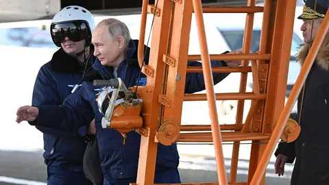 El presidente ruso Vladimir Putin se prepara para volar en un bombardero estratégico Tupolev Tu-160M ​​en Kazán el 22 de febrero de 2024 - AFP/DMITRY AZAROV