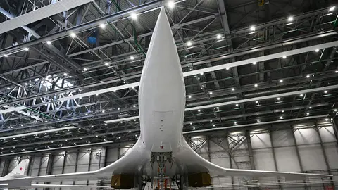 El portamisiles estratégico ruso Tu-160M ​​en la fábrica de aviación de Kazán, que lleva el nombre de Sergei Gorbunov, una sucursal de la empresa de industria militar Tupolev, en Kazán, Rusia, el 21 de febrero de 2024 - SPUTNIK/KRISTINA KORMILITSYNA via REUTERS