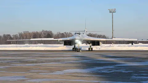 El bombardero estratégico Tupolev Tu-160M ​​Ilya Muromets en Kazán el 22 de febrero de 2024 - AFP/DMITRY AZAROV