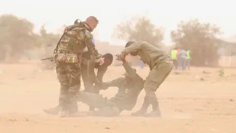 Las tropas españolas, como parte del programa “Misión de Entrenamiento de la Unión Europea en Mali” (EUTM Mali), han estado implicadas en el entrenamiento de brigadas malienses durante más de una década - PHOTO/X/@eutmmali1