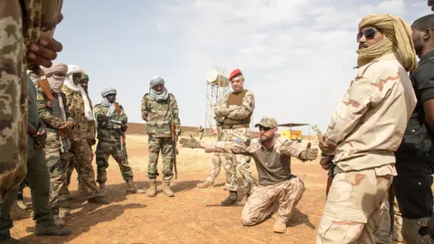 Las tropas españolas, como parte del programa “Misión de Entrenamiento de la Unión Europea en Mali” (EUTM Mali), han estado implicadas en el entrenamiento de brigadas malienses durante más de una década - PHOTO/X/@eutmmali1