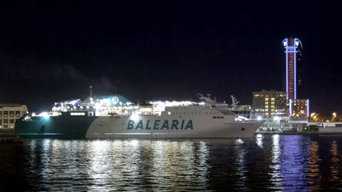 Ferry de Bleària llegando al puerto de la ciudad de Barcelona - PHOTO/BALEÀRIA
